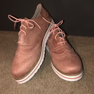 Women's lace up perforated Oxford shoes